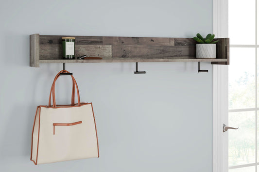 Ashley Express - Colgador de pared para abrigos Neilsville con estante