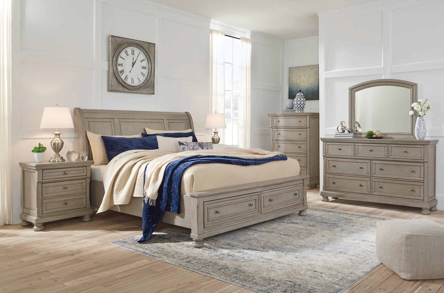 Lettner California  Sleigh Bed With Mirrored Dresser