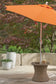Ashley Express - Mesa auxiliar redonda Laguna Heights con OPCIÓN UMB