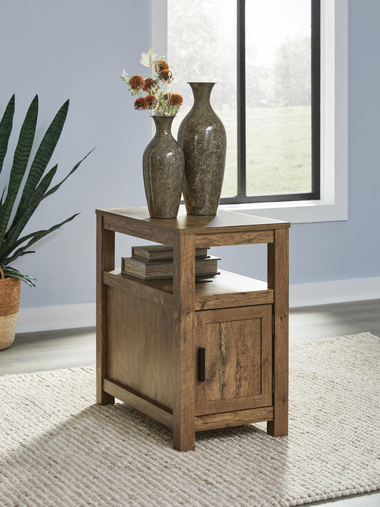 Mesa auxiliar Fendenmore junto a la silla