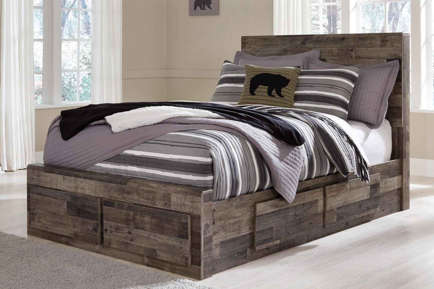 Cama con paneles Derekson con 6 cajones de almacenamiento y cómoda con espejo