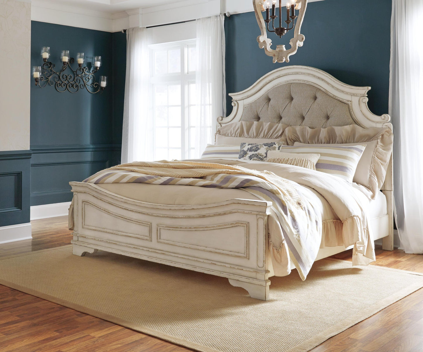 Cama tapizada con paneles y cómoda con espejo Realyn