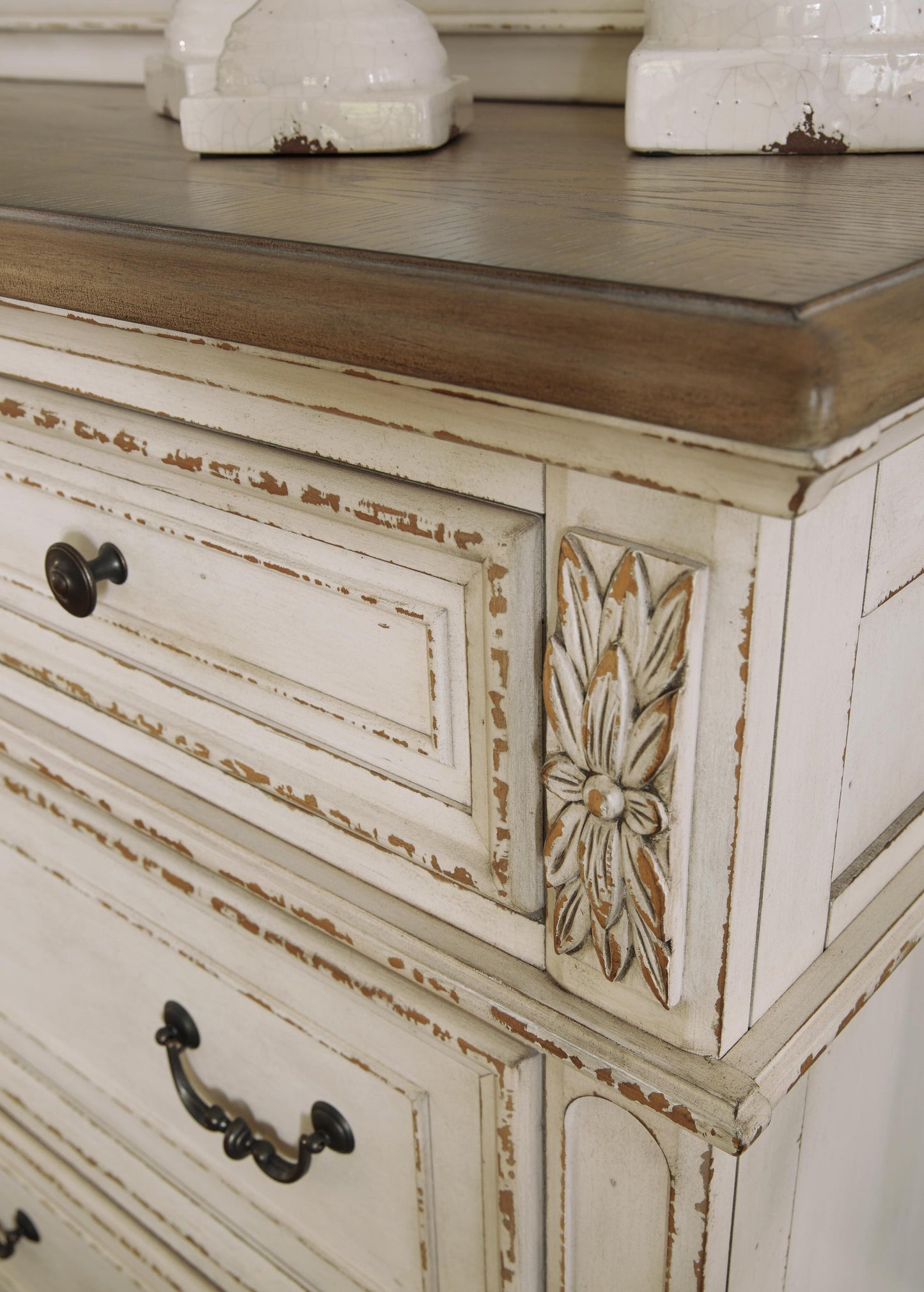 Cama tapizada con paneles y cómoda con espejo Realyn