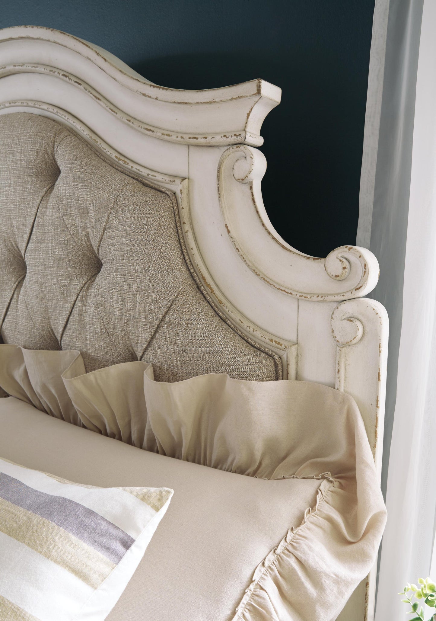 Cama tapizada con paneles y cómoda con espejo Realyn