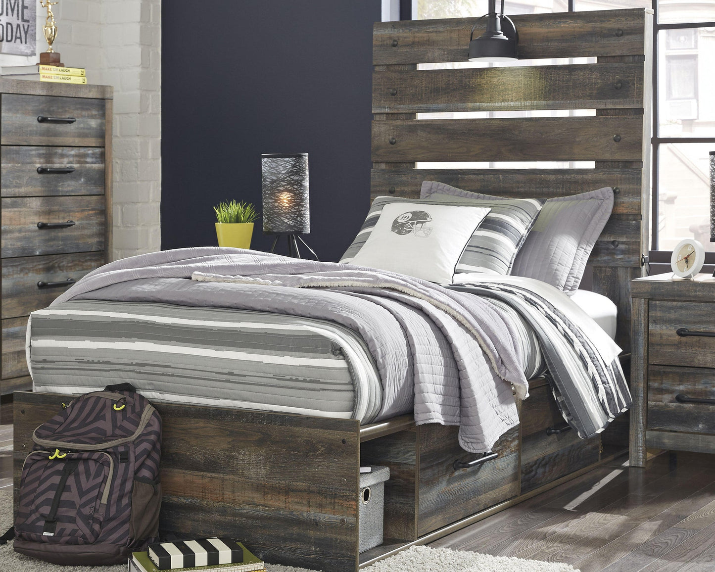 Cama Drystan con cabecera de panel y cómoda con espejo