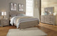 Cama con paneles y cómoda con espejo Culverbach
