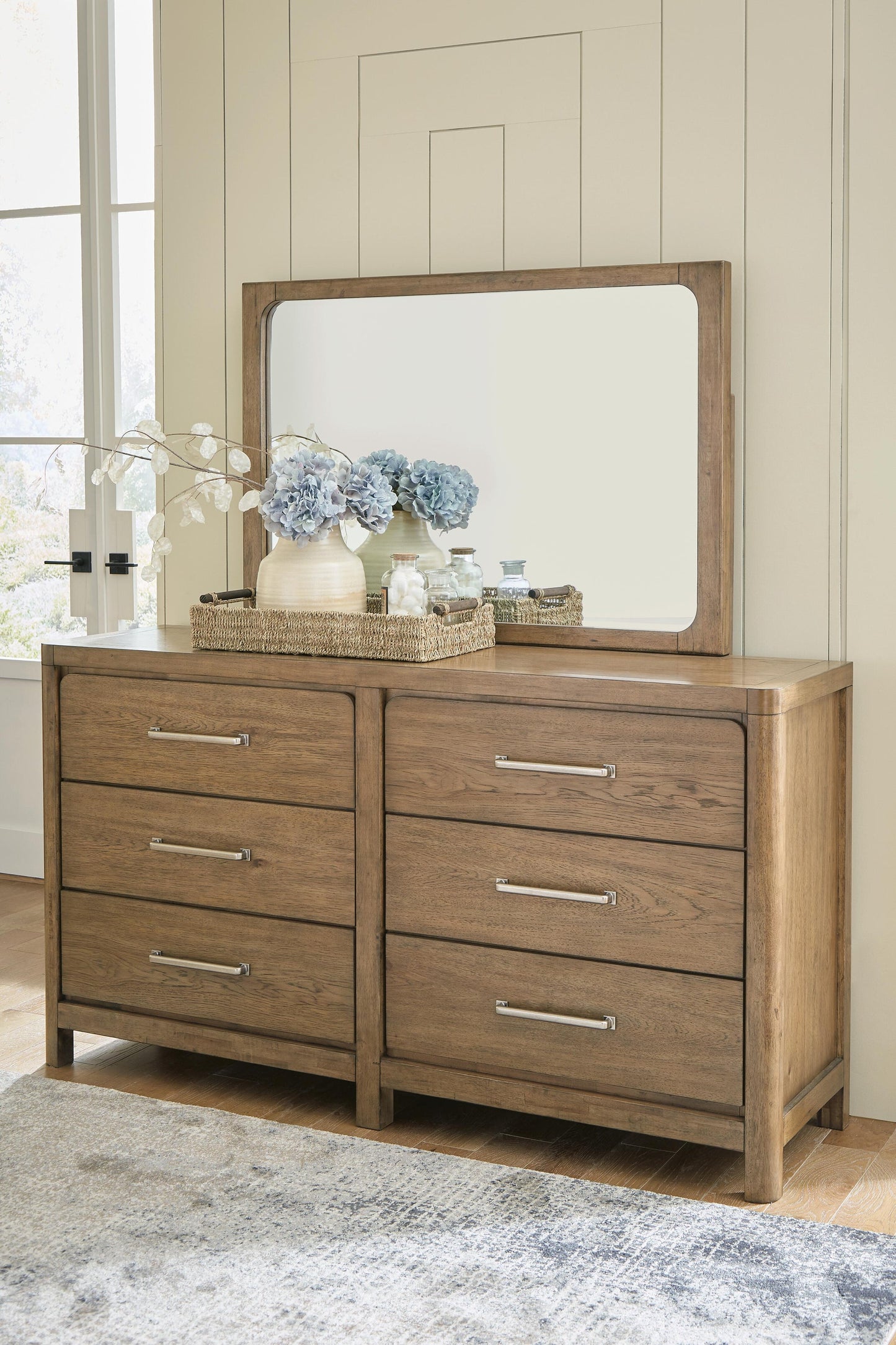 Cama con paneles Cabalynn con almacenamiento y cómoda con espejo