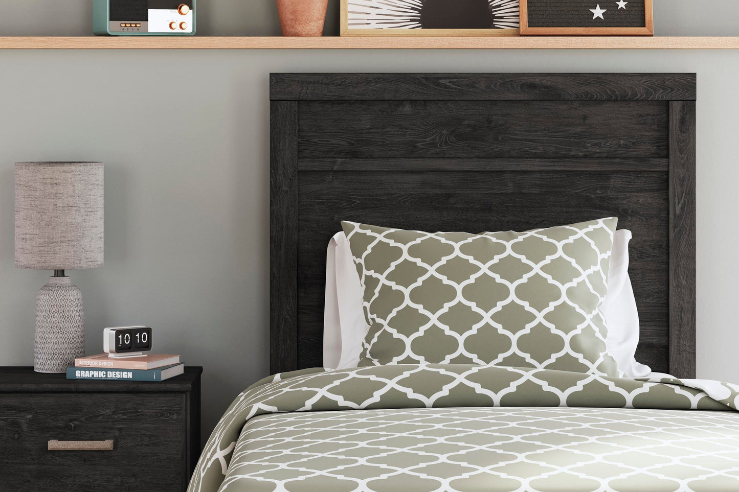 Cama de panel Belachime con cómoda de espejo y mesita de noche