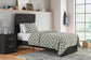 Cama de panel Belachime con cómoda de espejo y mesita de noche