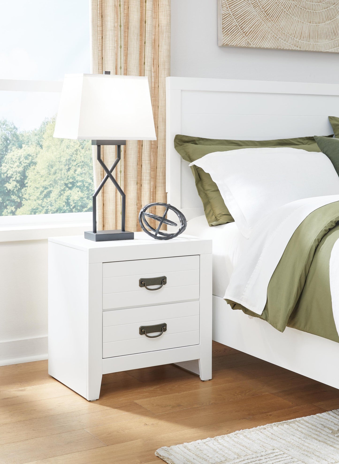 Cama con paneles, cómoda con espejo y mesita de noche Binterglen