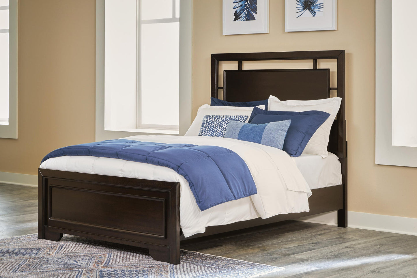 Cama con paneles Covetown con cómoda con espejo
