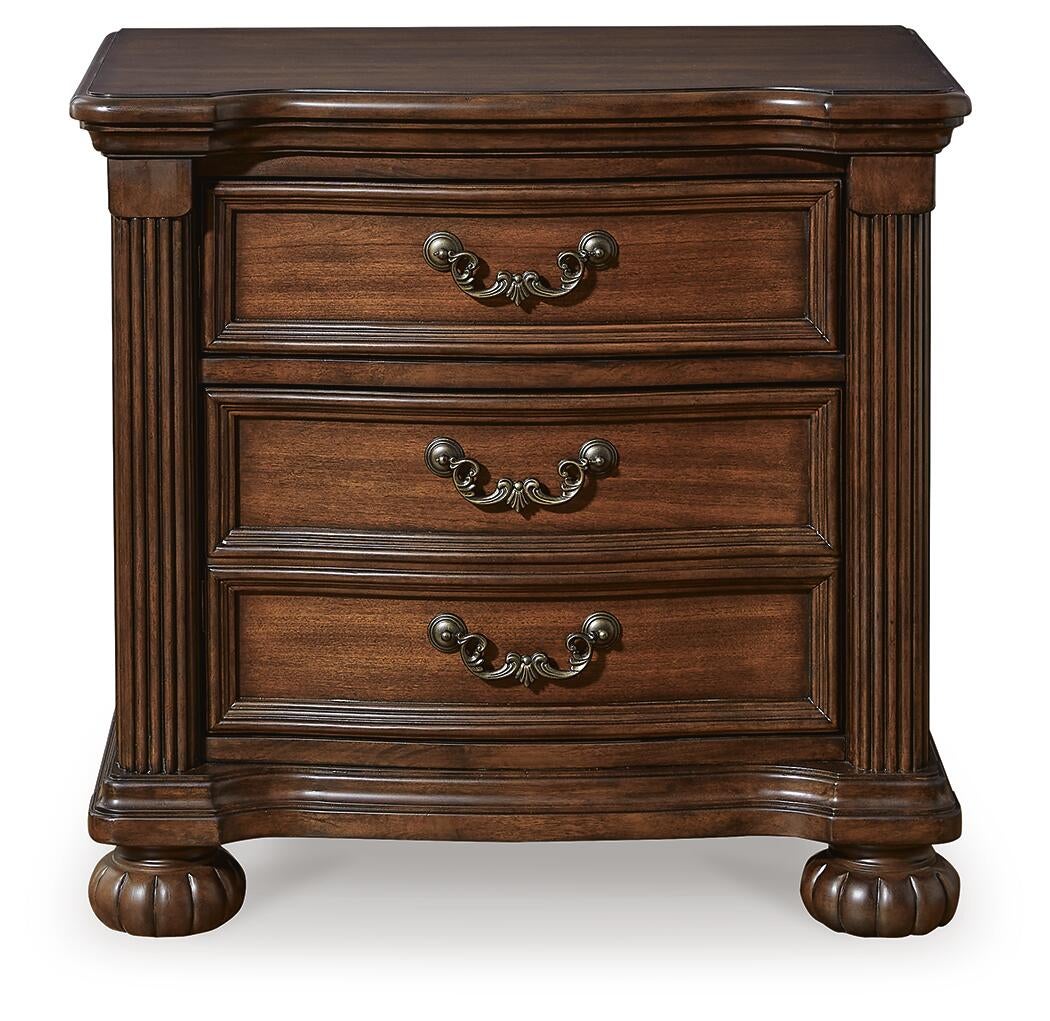 Lavinton  Poster Bed, Dresser, Mirror, Chest And Nightstand