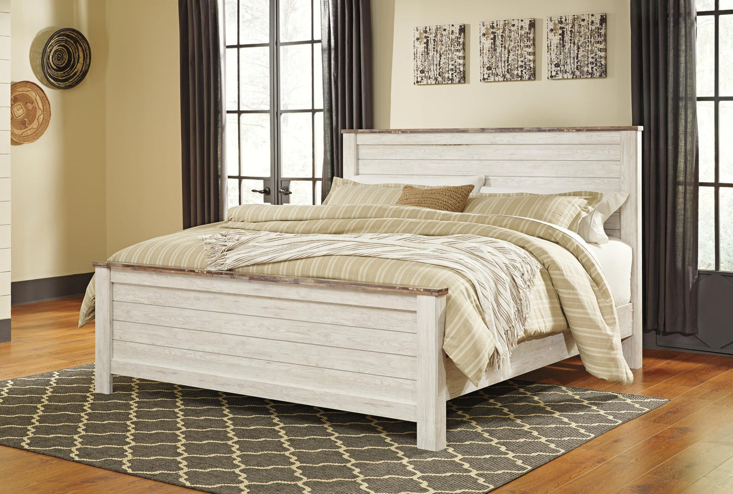 Cama con paneles Willowton con cómoda con espejo y mesita de noche
