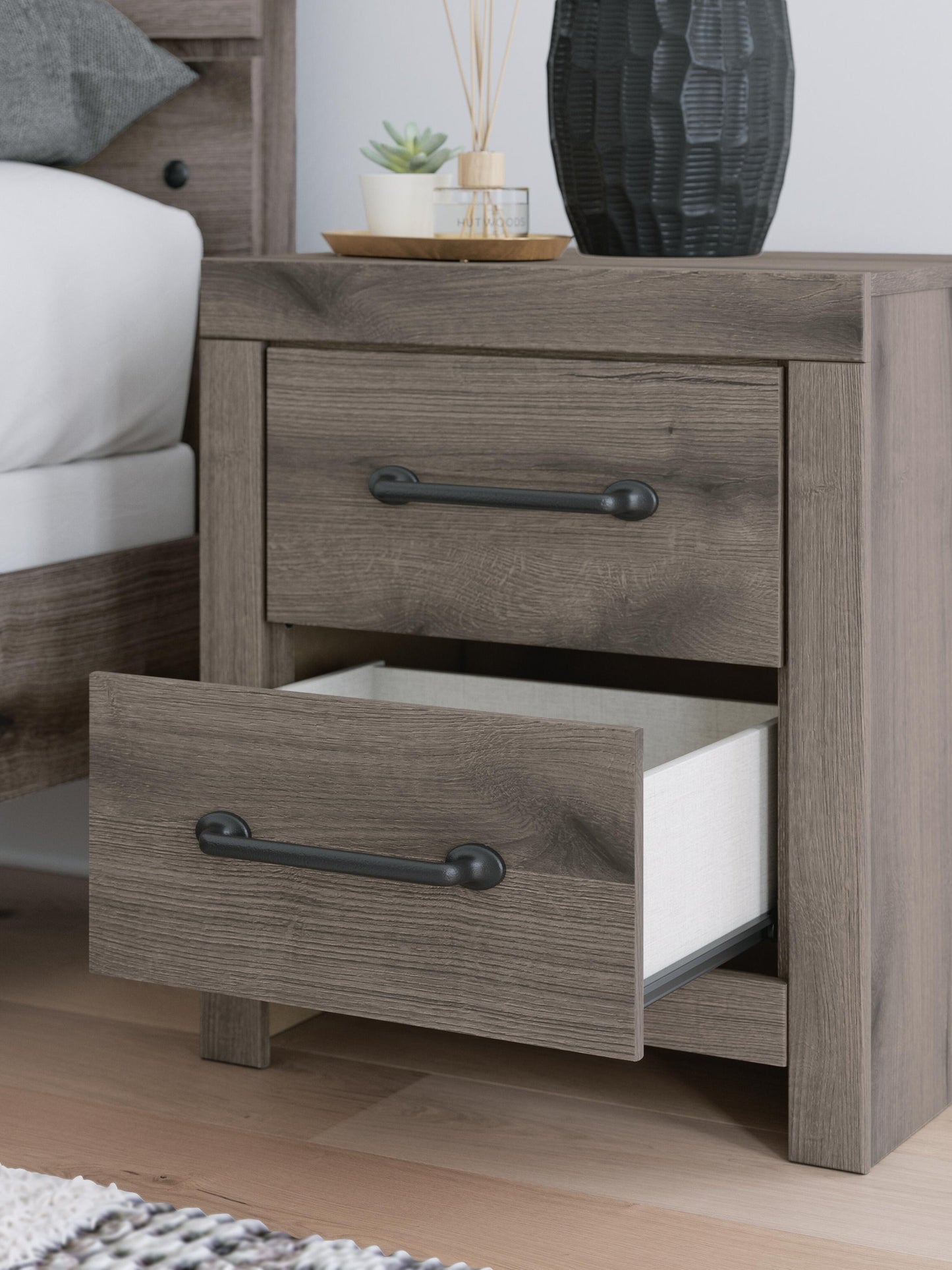 Cama de paneles, cómoda, espejo y mesita de noche Graystorm