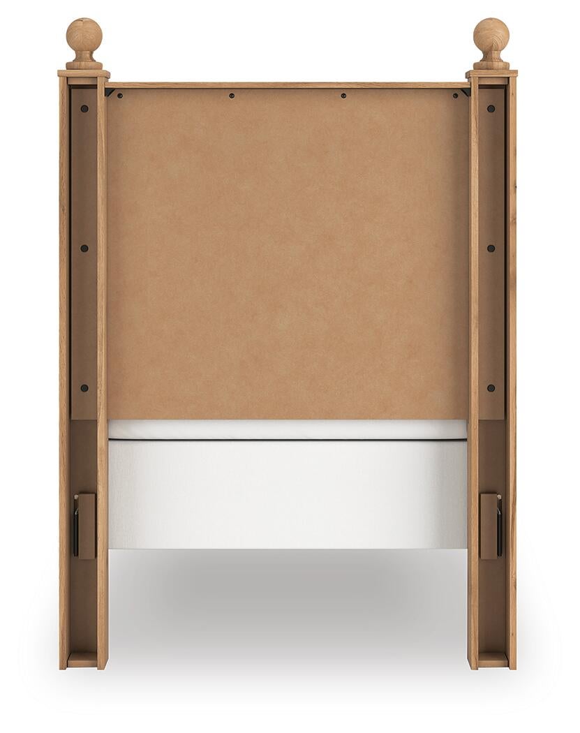 Cama con paneles, cómoda con espejo y mesita de noche Aleaport