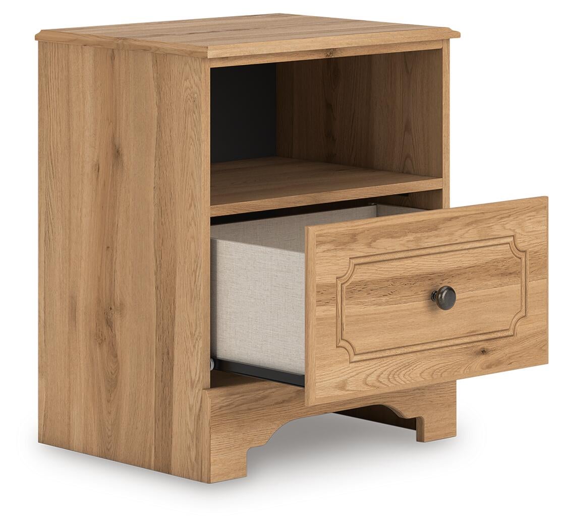 Cama con paneles, cómoda con espejo y mesita de noche Aleaport