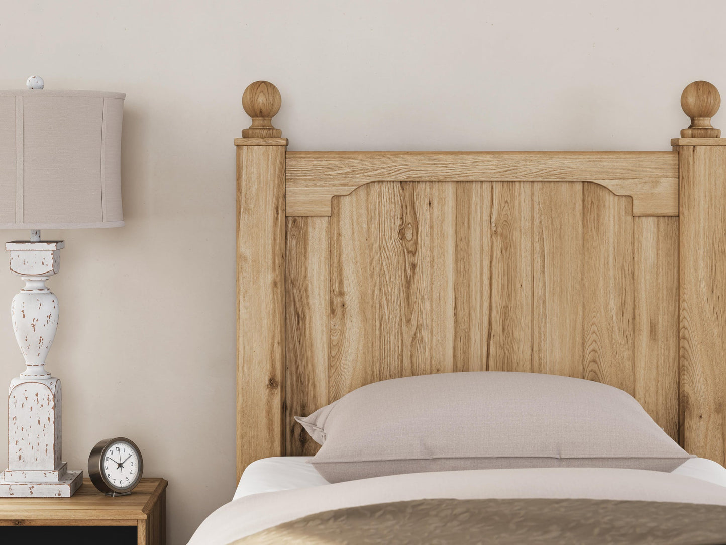 Cama con paneles, cómoda con espejo y mesita de noche Aleaport